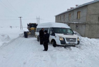 Kara Saplanan Öğrenci Servisi, İş Makinesi Yardımıyla Kurtarıldı