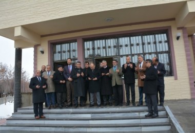 Tatvan sahilinde yaptırılan cami ibadete açıldı