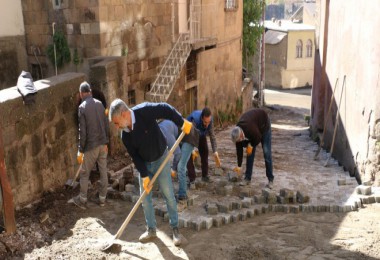 Bitlis Belediyesi Yol Yapım Çalışmalarını Sürdürüyor