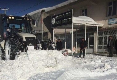 Yolalan’da karla mücadele çalışmaları devam ediyor