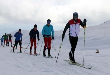 Bitlisli kayakçılar antrenmanlarını Nemrut Dağı’nda yapıyor