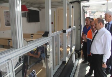 Vali Ustaoğlu, deprem simülasyon TIR’ını ziyaret etti