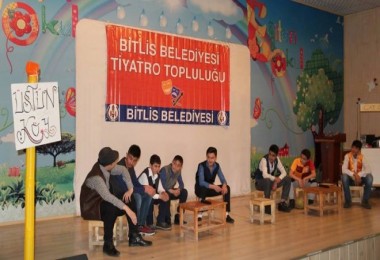 Bitlis’te öğrenciler tiyatro oyununa yoğun ilgi gösteriyor