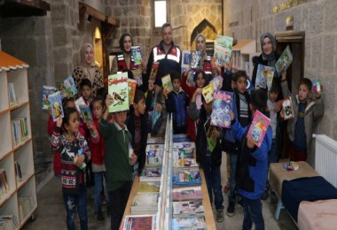Bitlis’te Jandarma Ekipleri Köy Çocuklarına Hediye Dağıttı
