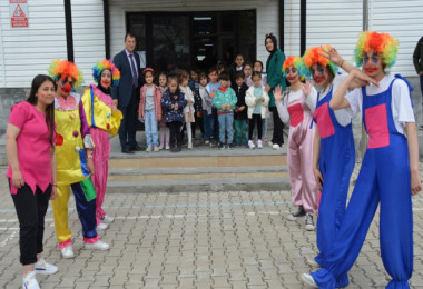 Lise Öğrencileri Tarafından Anaokulu Öğrencilerine Yönelik Tiyatro Gösterisi Düzenlendi