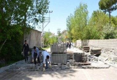 Adilcevaz Belediyesi yol yapım çalışmaları başlattı