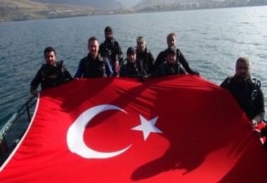 Van Gölü’nde Bayrak Açan Dalgıçlar Gölün Derinliklerine Mektup Bıraktı