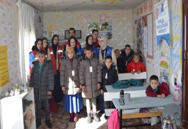 Tatvan’daki Gençler Köy Okulunu Ziyaret Etti