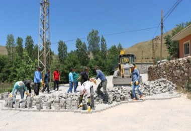 Bitlis Belediyesi yol, kaldırım ve altyapı tadilat çalışmalarını sürdürüyor