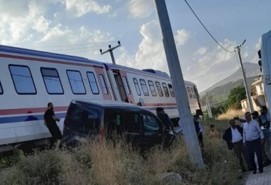 Tatvan'da Tren Araca Çarptı