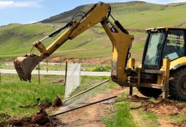 Güroymak’ta işkal edilen arazilere kaymakamlık el koydu