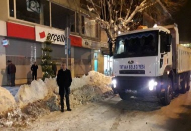 Tatvan Belediyesi Kar Temizleme Çalışmalarını Sürdürüyor