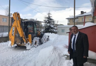 Tatvan’daki okul bahçelerinde kar temizliği yapıldı