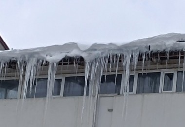 Tatvan’da çatılardaki buzlar 3 metreye ulaştı