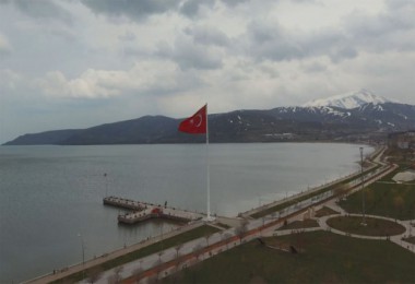 Bölgenin en büyük Türk Bayrağı Tatvan'da dalgalanmaya başladı