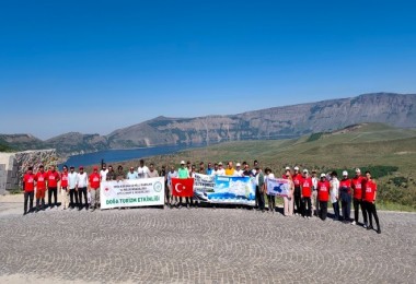 Hızlı tren hattına dikkat çekmek amacıyla Nemrut Dağı zirve tırmanışı yaptılar