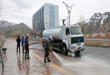 Bitlis’te Yol ve Kaldırımlar Yıkanıyor