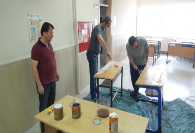 Tatvan’daki fedakar öğretmenler okul sıralarını yeniledi