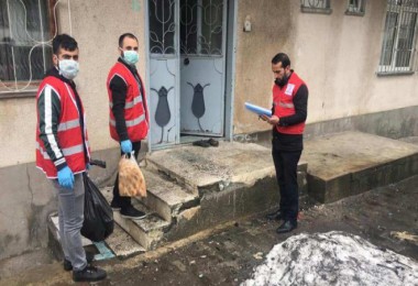 Tatvan’da evden çıkmayanlara Kızılay ve Belediye ekipleri tarafından yardım yapıldı
