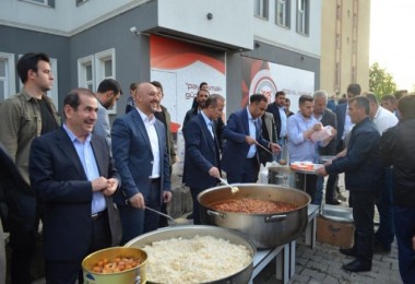 Mutki’de milletvekilleri ve vatandaşlar iftarda bir araya geldi