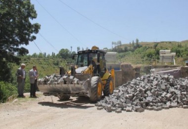 Bitlis’teki ara sokaklarda parke döşeme çalışmaları başladı