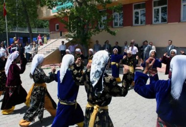 Adilcevaz’daki öğretmenler için halk oyunları kursu açıldı