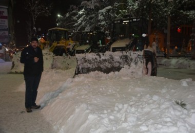 Tatvan’da kar temizleme çalışmaları gece de devam etti