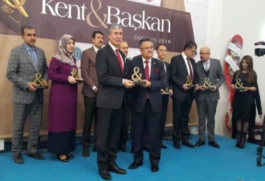 Başkan Aksoy, Kent & Başkan Dergisi programında ödül aldı