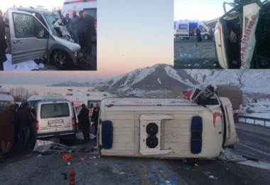 Tatvan’da ambulans kamyonetle çarpıştı
