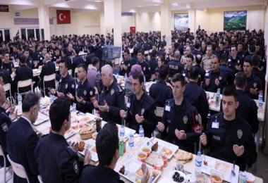 Vali ve Rektör Polis Adaylarıyla İftar Yaptı