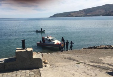 Göle düşen mülteciyi polis kurtardı