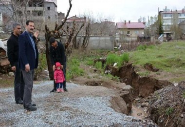 Tatvan’da heyelan ve su baskınları