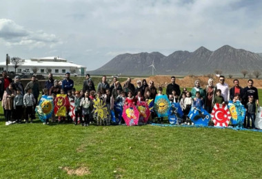 Tatvan'daki İlkokul Öğrencileri Uçurtma Şenliği Düzenledi