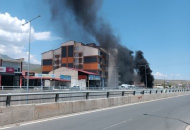 Karayolu Kenarında Çıkan Yangın Paniğe Neden Oldu