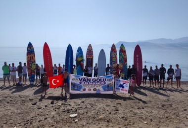 Çocuklar ve doğaseverler Van Gölü kıyısında çöp topladı