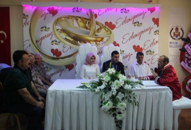 Bitlis Valisi ve Belediye Başkan Vekili İsmail Ustaoğlu, nikah kıyma işlemini gerçekleştirdi