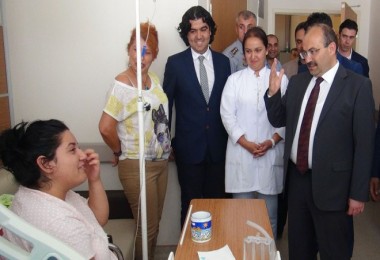 Vali Ustaoğlu, Tatvan Devlet Hastanesi’nde ameliyat olan hastaları ziyaret etti