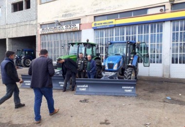 Tatvan’da köy yolları traktörlü kar küreme aparatlarıyla açılacak