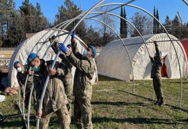 Bitlis’teki Askerleri Birlikler Deprem Bölgesinde Can Kurtarma Ümidiyle Çalışmalarını Aralıksız Sürdürüyor