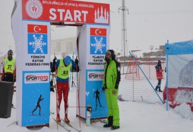 Bitlis’te Kayaklı Koşu Ligi yarışması düzenlendi