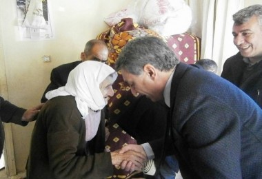 Kaymakam Özkan Yolalan’daki yaşlıları ve hastaları ziyaret etti