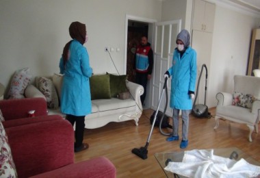 Tatvan’daki Bakıma Muhtaç Vatandaşlara Ev Temizliği ve Kişisel Bakım Hizmeti Veriliyor