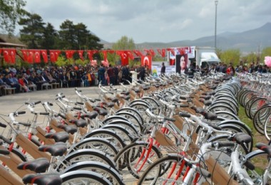 Tatvan Belediyesi 300 öğrenciye bisiklet dağıttı