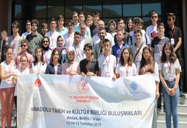 Vali Çağatay, Türkiye’nin farklı kentlerinden Bitlis’e gelen öğrencilerle buluştu