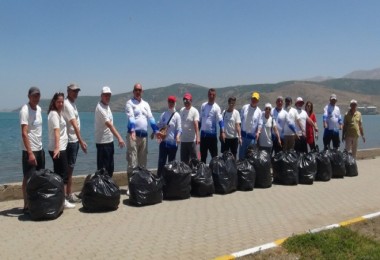 Doğaseverler ile Aktivistler Van Gölü Sahilinde Çöp Topladı