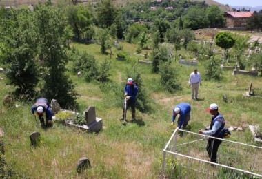 Bitlis Belediyesi Mezarlıkları Temizliyor