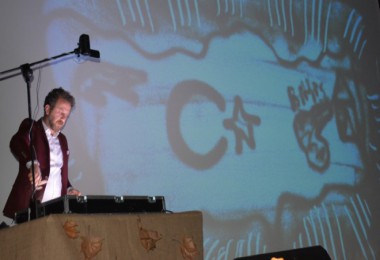 Tatvan'da kum sanatı gösterisi ve müzik dinletisi programı düzenlendi