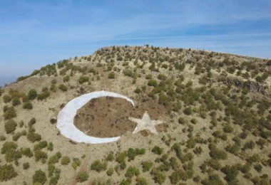 Manzığ Dağı'ndaki ay yıldız boyandı