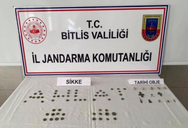 Bitlis’te 61 Sikke ve 12 Adet Tarihi Eser Ele Geçirildi