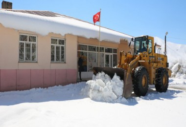 Bitlis’te Okul Bahçeleri Kardan Temizleniyor
